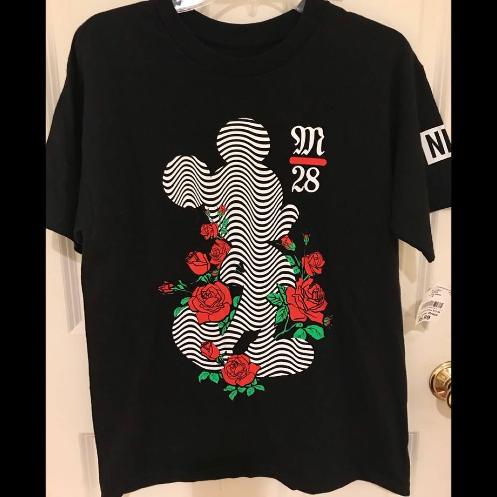 Disney Neff black/white / red flower tshirt size medium